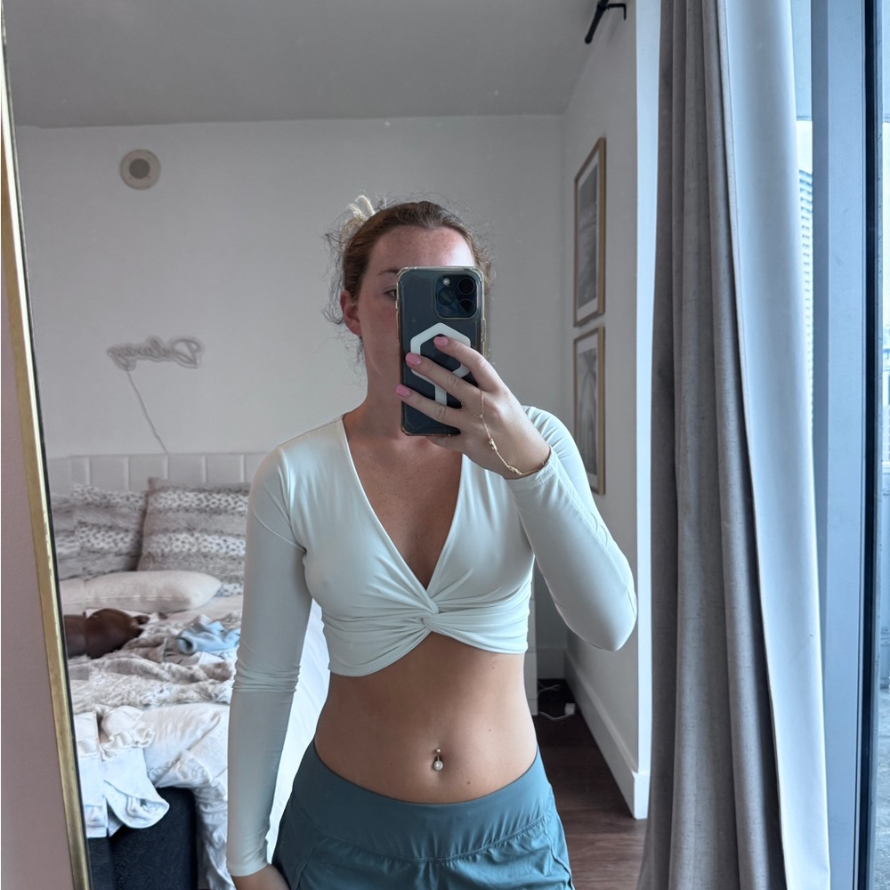 PrettyLittleThing White Long Sleeve Crop Blouse